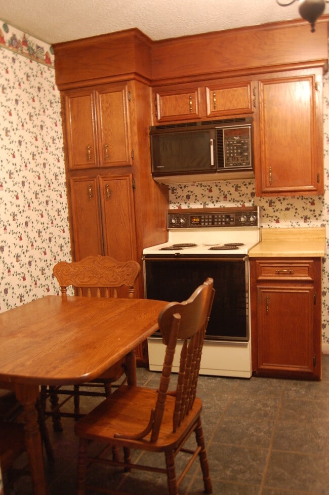 Building Photo - Large Partially Furnished 4/2.5 in Beautif...