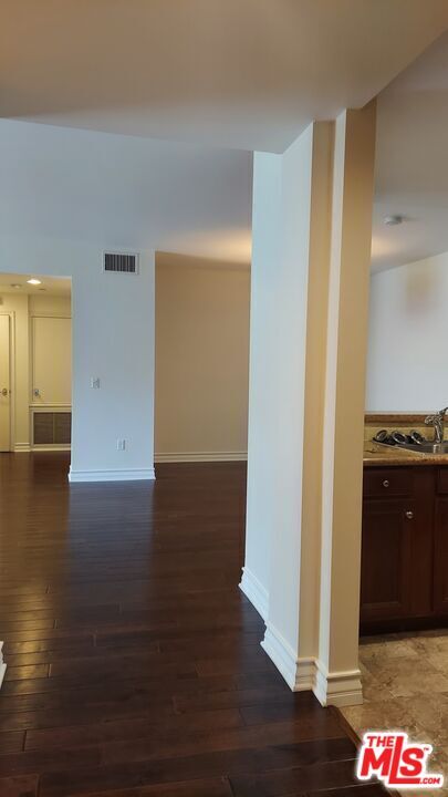 Building Photo - 1726 S Bentley Ave