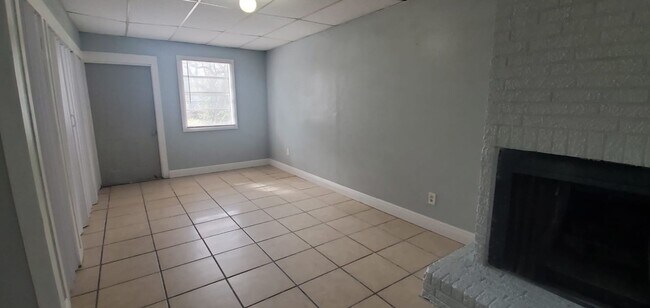 Building Photo - Beautiful & Cozy 3/1 in Downtown St.Pete!! Apply for FREE This Holiday Season!