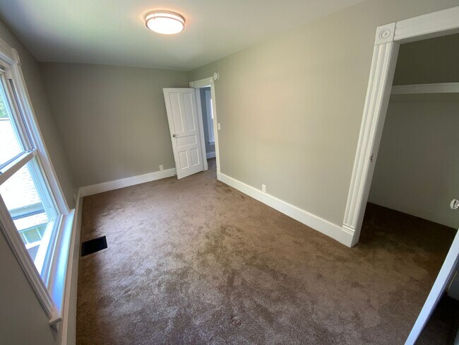 Building Photo - 135 Houseman Ave NE
