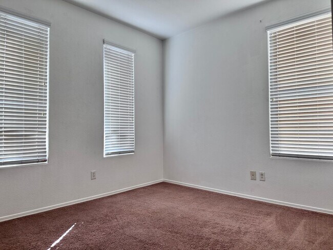 Building Photo - 4 bedroom and 3 full bathroom, 1 Bedroom a...