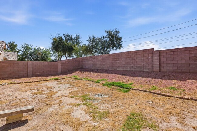 Building Photo - Three bedrooms PLUS Den! Ready to Move In