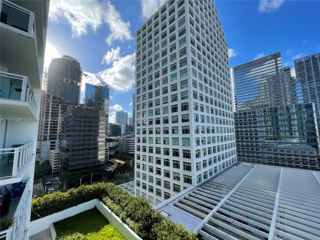 Building Photo - 950 Brickell Bay Dr