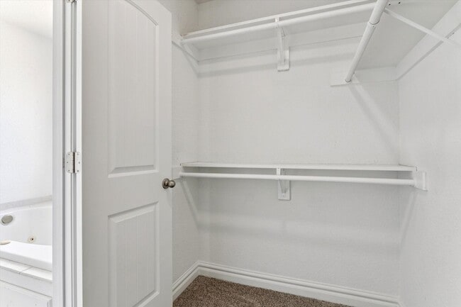 Building Photo - Renovated 5-bedroom 3.5-bathroom home loca...