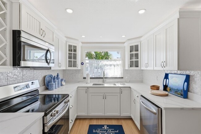 Building Photo - 573 Spanish Dr N