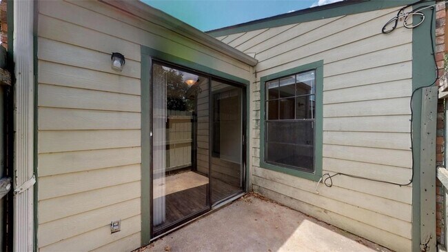 Building Photo - 725 Peppertree Dr