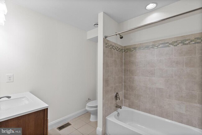 Building Photo - 402 E Fort Ave