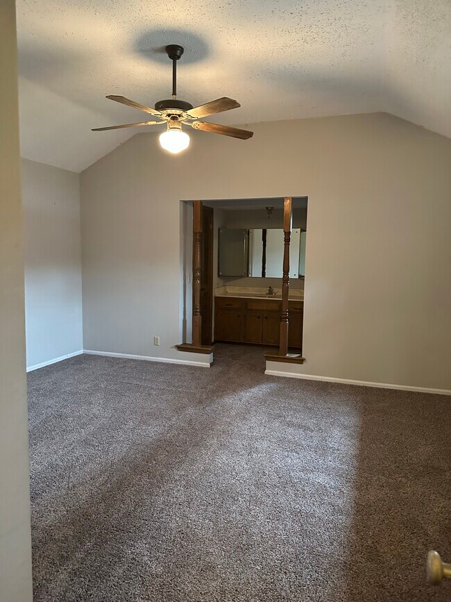 Building Photo - 6722 E 75th St S