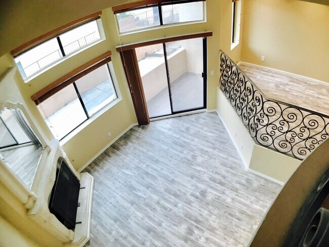 Building Photo - Beautiful Townhouse in Prime Glendale Area!