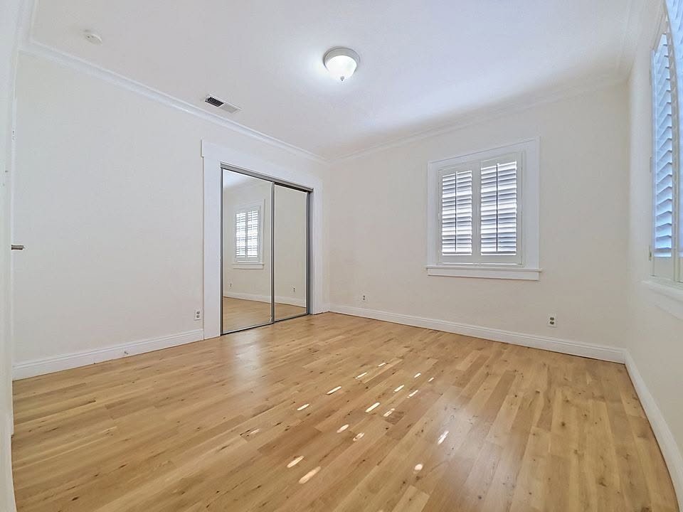Building Photo - 3819 S Van Ness Ave
