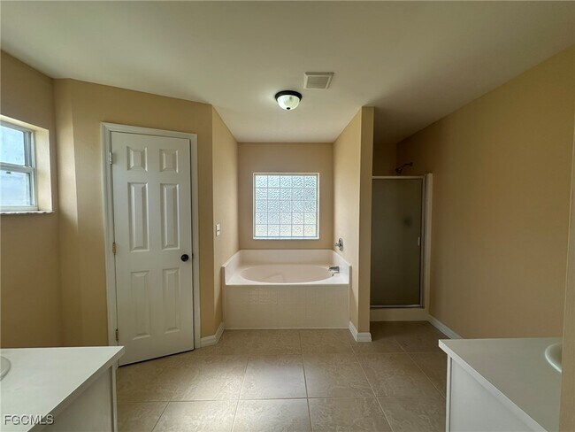 Building Photo - 2125 NE 9th Ave