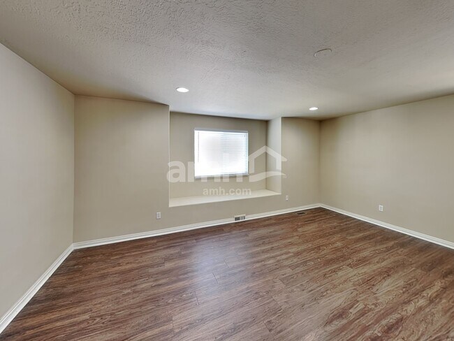 Building Photo - 865 Southhampton Dr