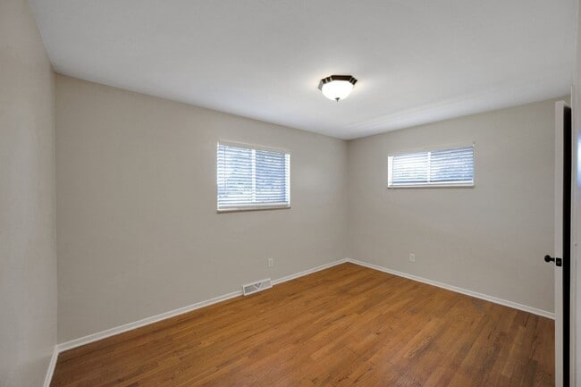 Building Photo - Comfortable 3-bedroom ranch in established...