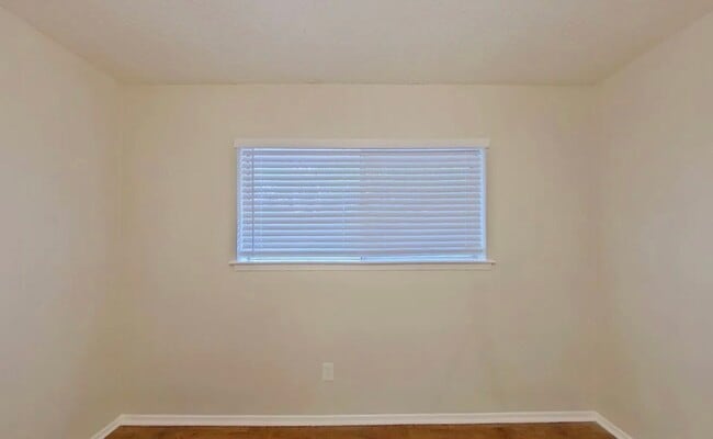 Building Photo - AVAILABLE NOW READY TO MOVE IN