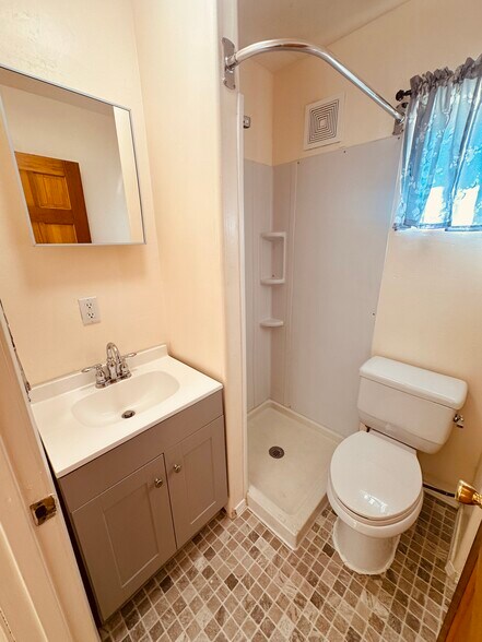 Building Photo - 1801 N Lakeview Dr