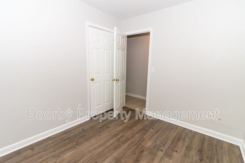 Building Photo - 1446 Bradt St