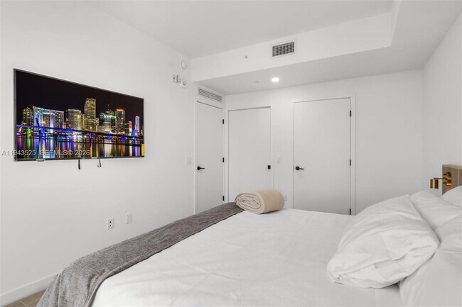 Building Photo - 225 N Miami Ave