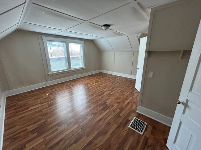 Building Photo - Must see in Person!  Huge Home Near Dundee...