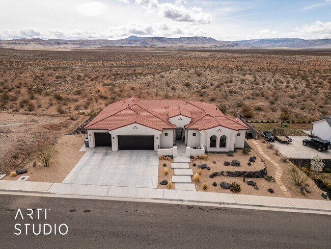 Building Photo - Beautiful 6 Bedroom 4.5 Bathroom Home in D...
