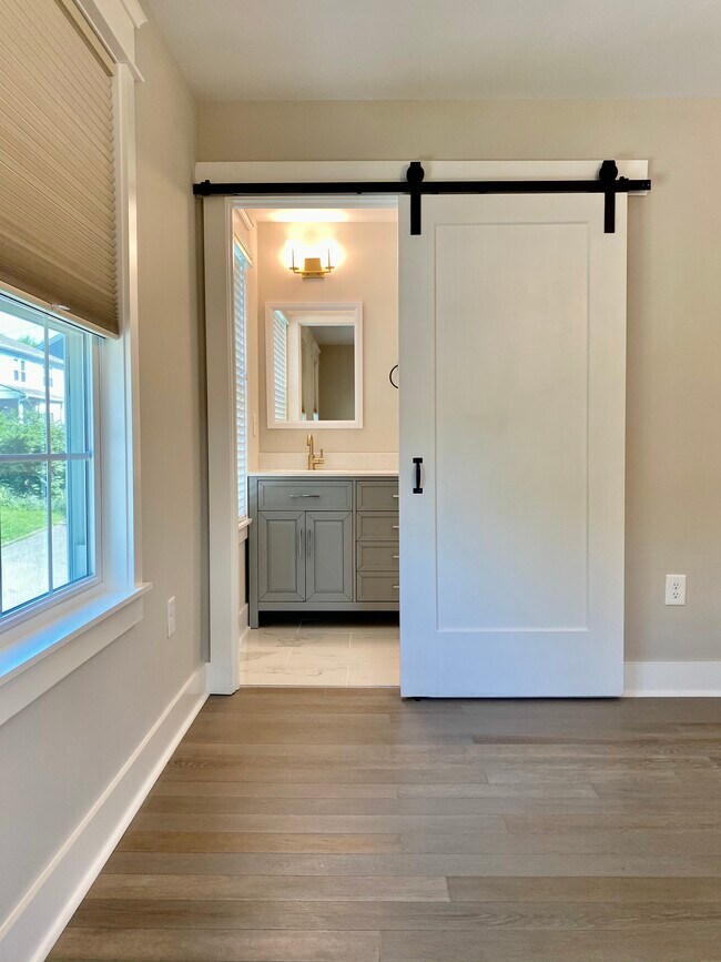 Building Photo - 1001 Thomas Ave