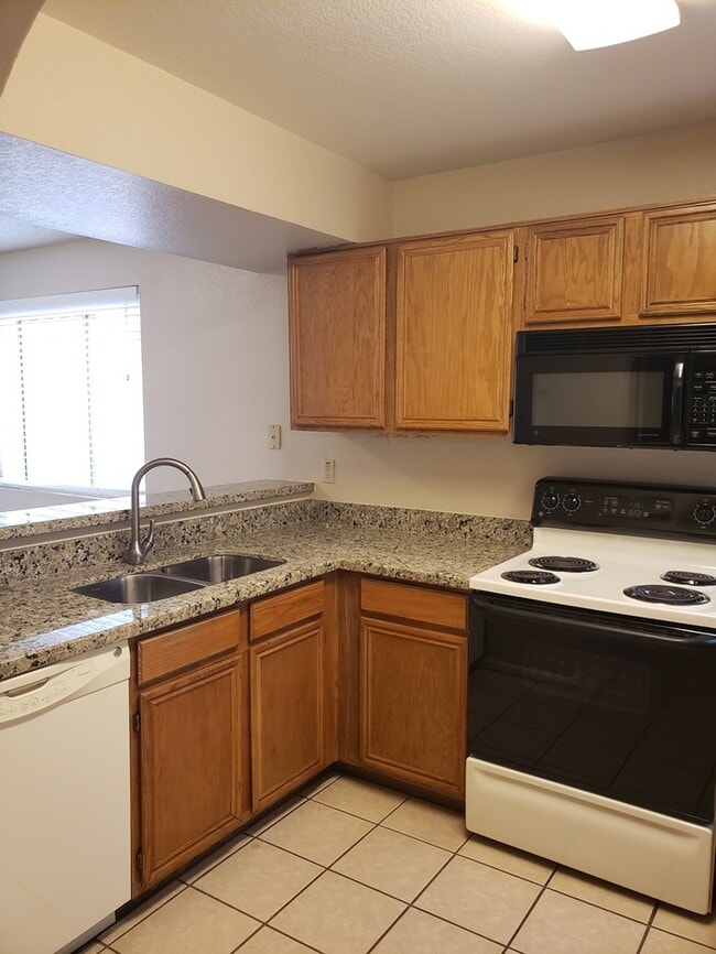 Building Photo - COMING SOON! Peoria Townhouse