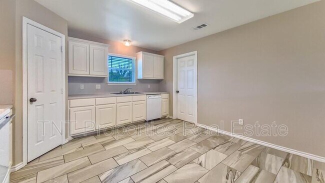Building Photo - 9834 Risky's Ranch Dr