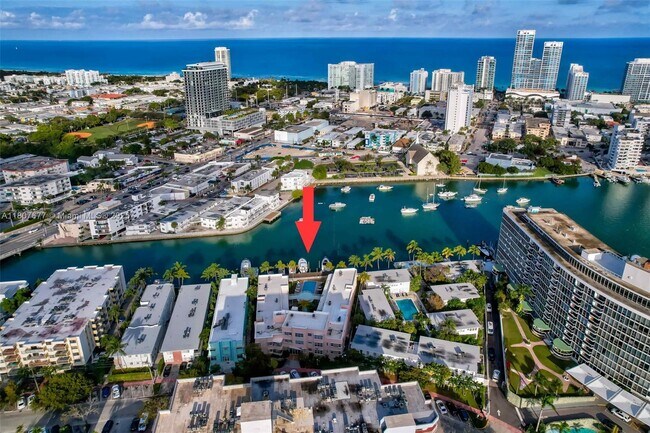 Building Photo - 6881 Bay Dr