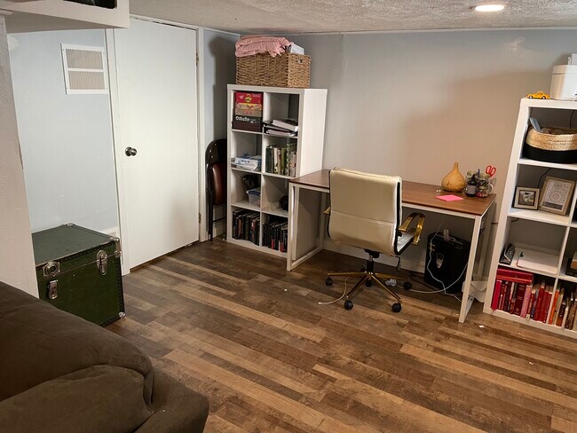 Building Photo - 3124 W Fairview Ave