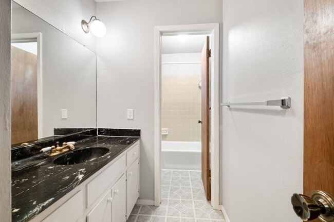 Building Photo - Simple 3 Bedroom, 2 Bath Home in South Aus...