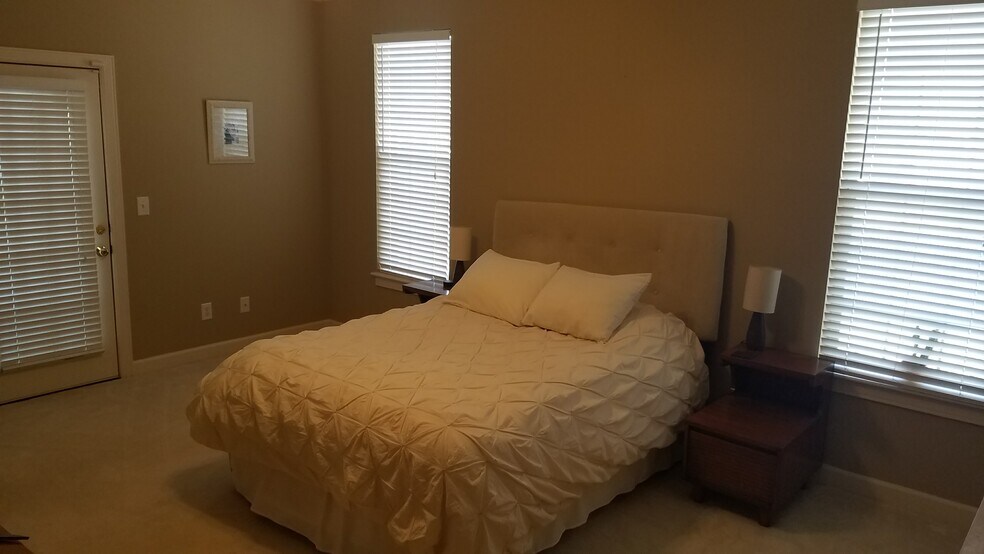 Very large master bedroom - 5000 Park Ave