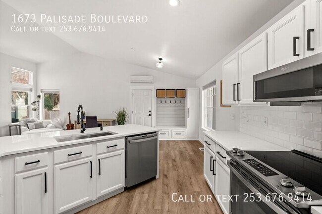 Building Photo - 1673 Palisade Blvd