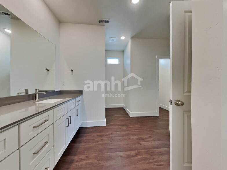 Building Photo - 1400 Alderleaf Ave
