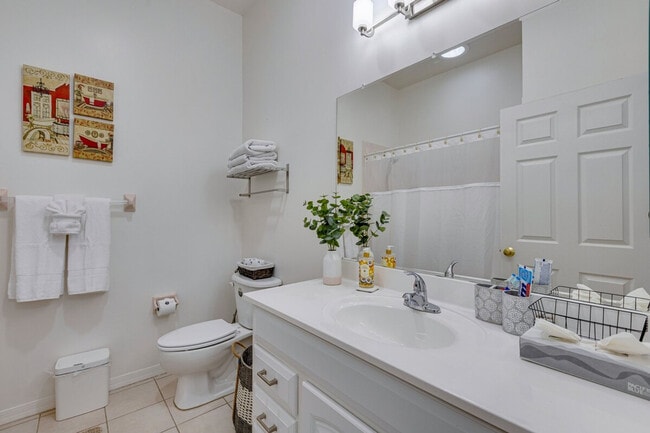 Building Photo - 533 SE 21st Ave