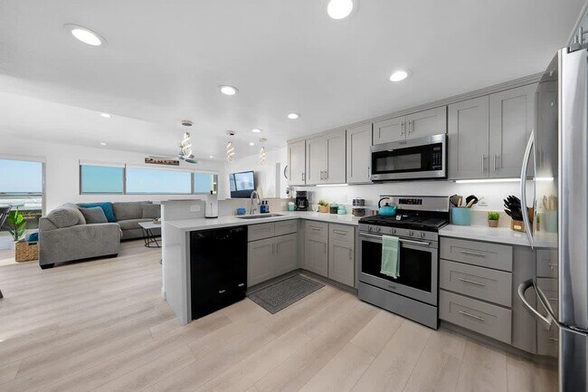 Building Photo - 3901 Ocean Front Walk