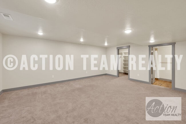 Building Photo - Townhome in Riverton!