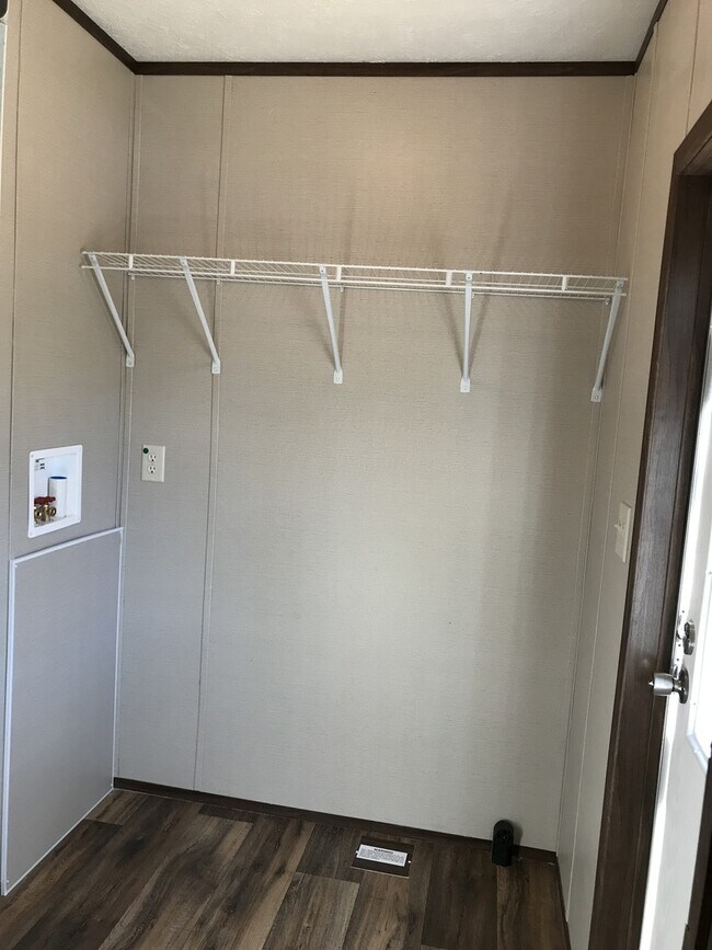 Building Photo - 2 Bedroom 2 Bath