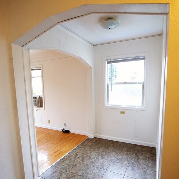 Breakfast nook - 1409 NE 71st Ave