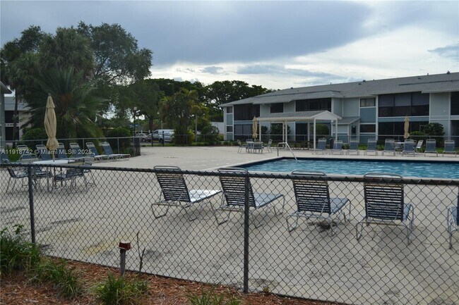 Building Photo - 9727 Hammocks Blvd