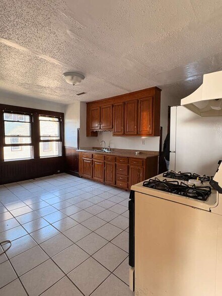 Building Photo - 331 Chestnut St