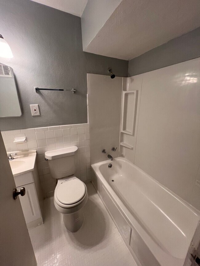Building Photo - 7104 Plateau Ave