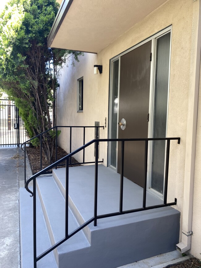 Building Photo - 2534 San Fernando Way
