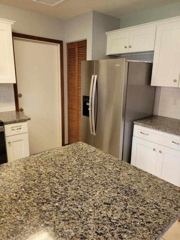 Building Photo - 2701 NE 10th St