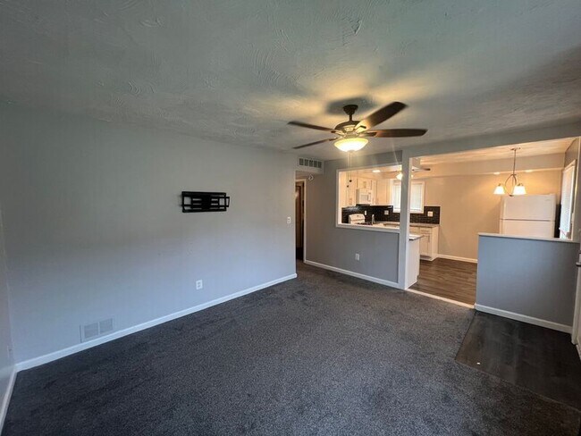 Building Photo - 9433 Sylvia St