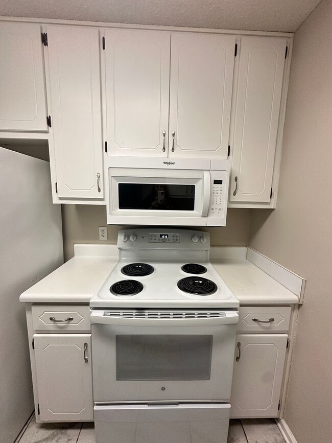Building Photo - Briarwood West!!!  1/2 OFF FIRST MONTH REN...