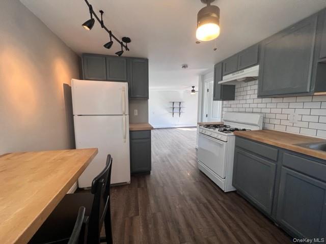 Building Photo - 9-13 Main St