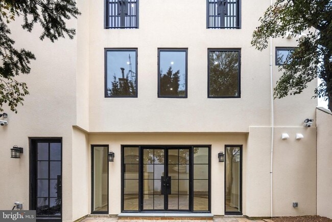 Building Photo - 321 S 3rd St