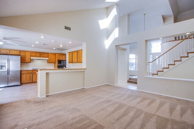 Building Photo - Beautiful 3Bed/3Bath cul-de-sac home located  in The Lakes Community with a sparkling pool and spa!