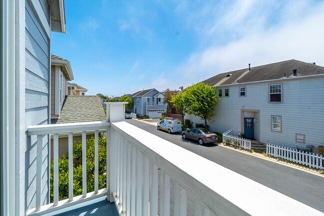 Building Photo - Quiet and Private 3 Bedroom Home in The Cape Community!