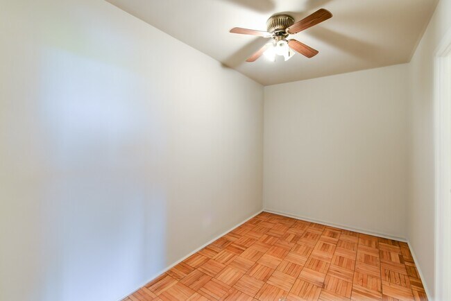 Building Photo - Spacious & Bright Junior 1 Bedroom at River Place East