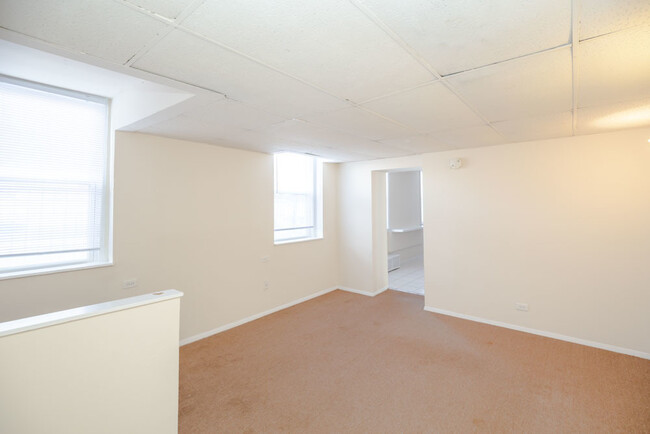 Building Photo - 5423 W Montrose Ave